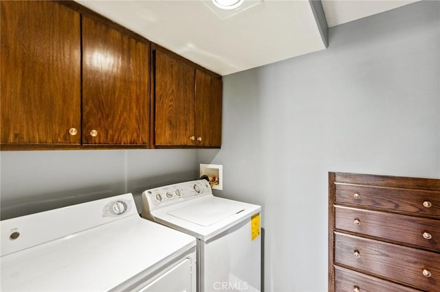 washroom featuring cabinet space and washing machine and clothes dryer