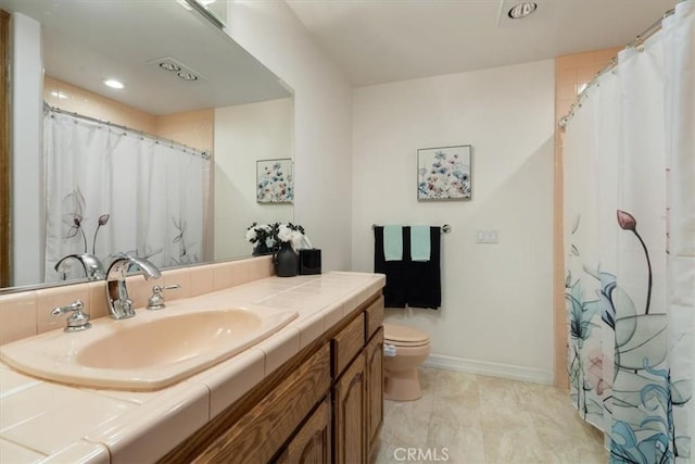 full bathroom featuring curtained shower, baseboards, vanity, and toilet