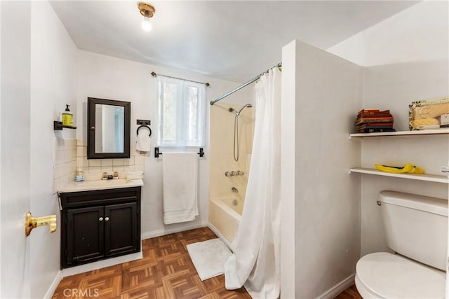 full bathroom featuring shower / tub combo with curtain, tasteful backsplash, toilet, vanity, and baseboards