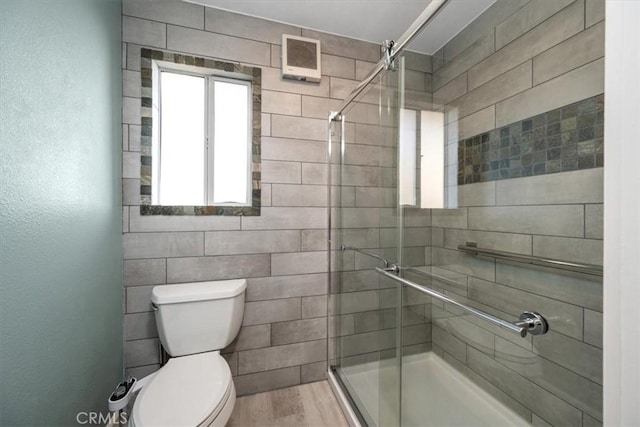 full bathroom featuring visible vents, a shower stall, and toilet