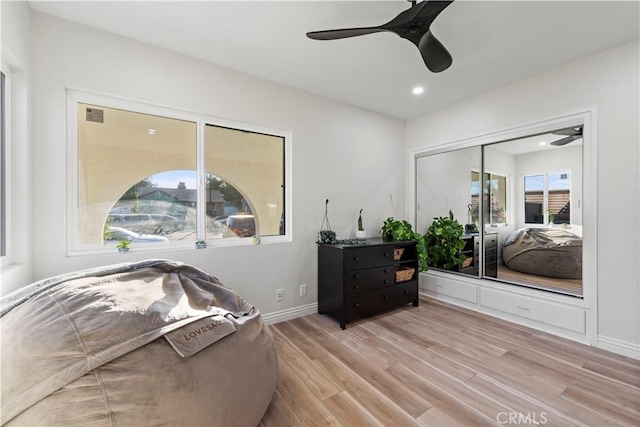 living area with light wood-style floors, recessed lighting, baseboards, and a ceiling fan