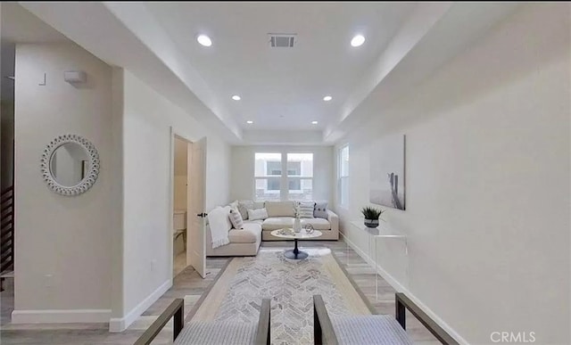 living area featuring baseboards, visible vents, and recessed lighting