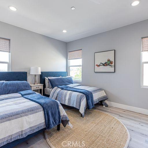 bedroom featuring light wood-style floors, baseboards, and recessed lighting