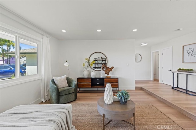 living area with light wood-style floors, baseboards, and recessed lighting