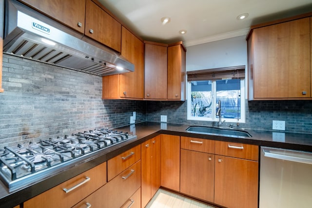 kitchen featuring tasteful backsplash, ornamental molding, stainless steel appliances, under cabinet range hood, and a sink