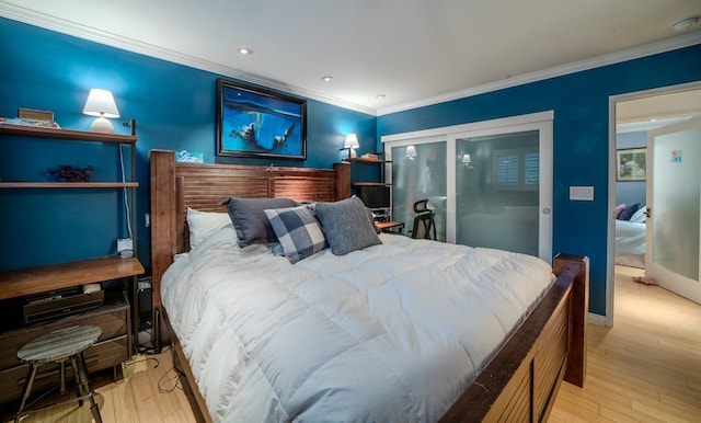 bedroom featuring recessed lighting, wood finished floors, baseboards, a closet, and crown molding