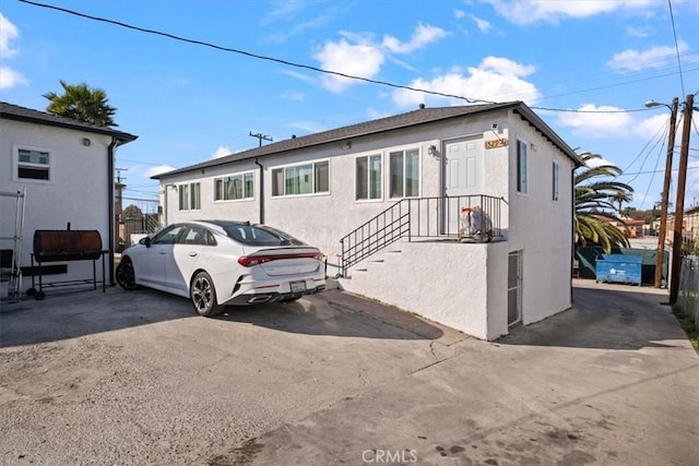 view of front of property with driveway and stucco siding