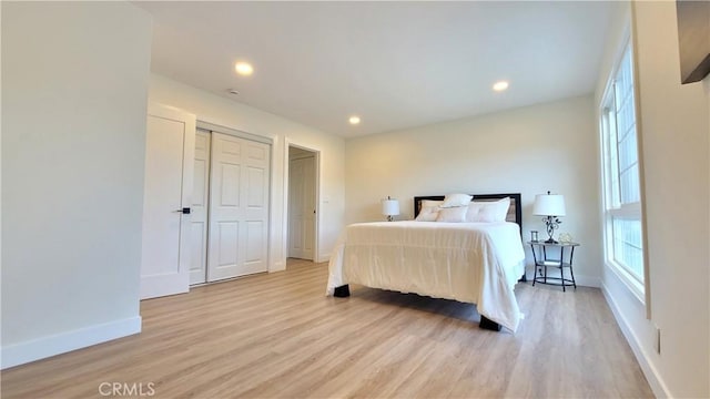 bedroom featuring light wood-style floors, recessed lighting, and baseboards