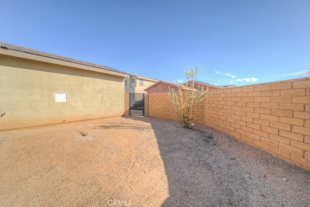 67813 Rio Vista Dr, Cathedral City, CA 92234 - view of yard featuring a gate