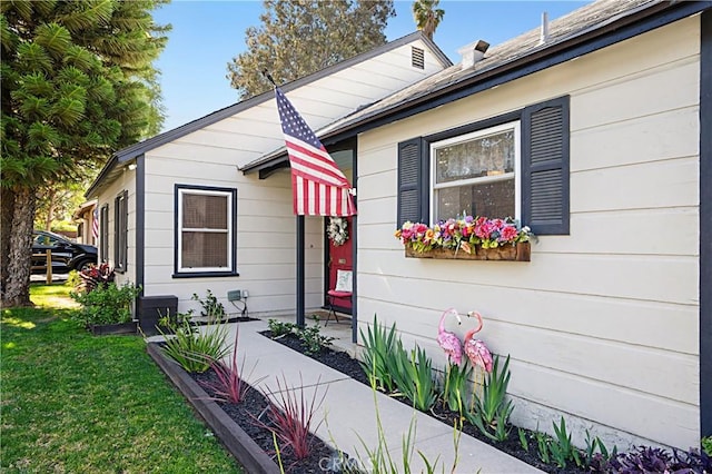 view of front facade featuring a front yard