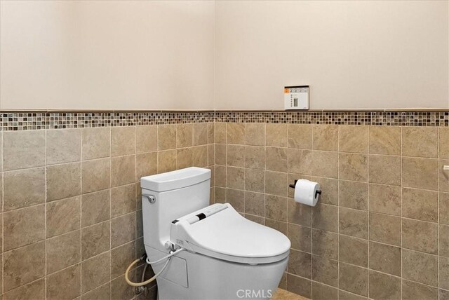 31422 Ceanothus Dr, Laguna Beach, CA 92651 - bathroom featuring tile walls and a wainscoted wall