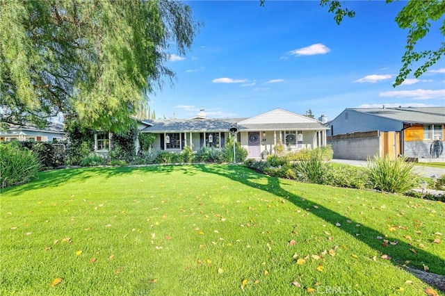 single story home featuring a front yard