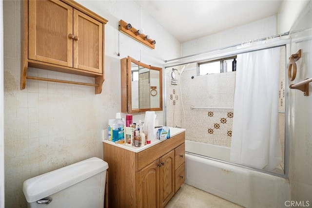 full bath with shower / tub combo with curtain, vanity, and toilet