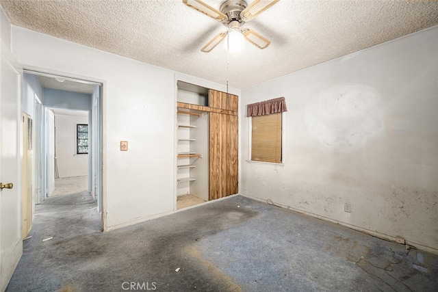 unfurnished bedroom featuring a ceiling fan, a closet, and a textured ceiling