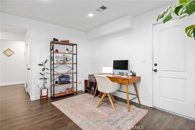 home office with dark wood-style flooring, recessed lighting, visible vents, and baseboards