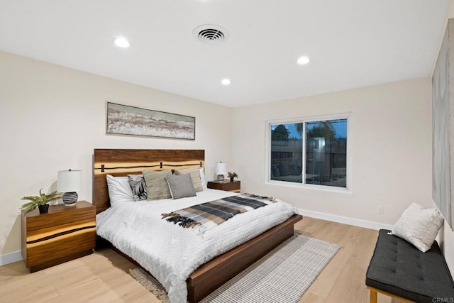 bedroom featuring light wood-style flooring, visible vents, baseboards, and recessed lighting