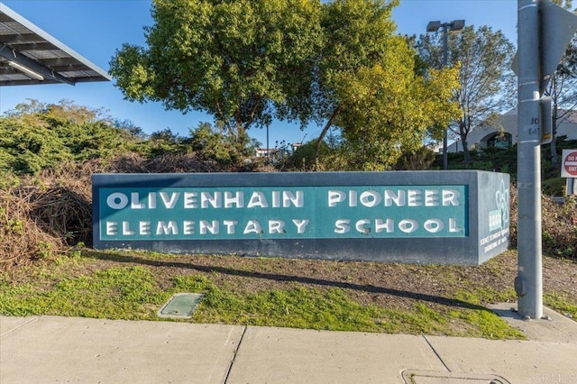 view of community / neighborhood sign