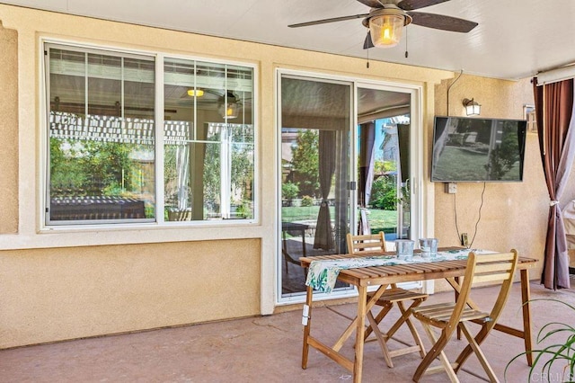 sunroom / solarium featuring a ceiling fan