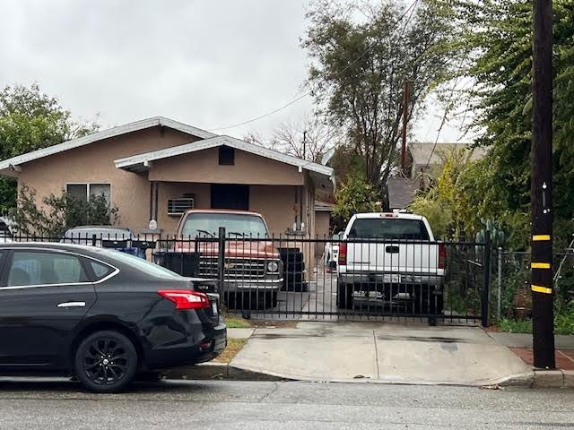 view of front of house featuring fence and stucco siding