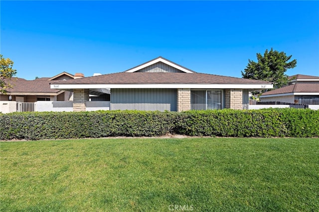 view of front of property with a front lawn