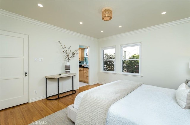 bedroom with baseboards, recessed lighting, light wood-style flooring, and crown molding