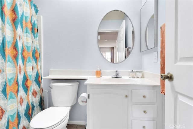 bathroom with a shower with shower curtain, vanity, and toilet