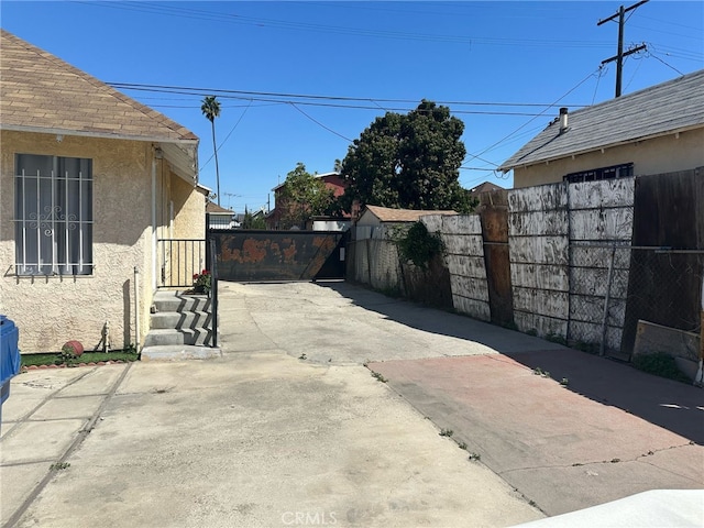 1375 E 46th St, Los Angeles, CA 90011 - view of patio with fence