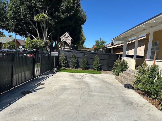 1375 E 46th St, Los Angeles, CA 90011 - exterior space with fence