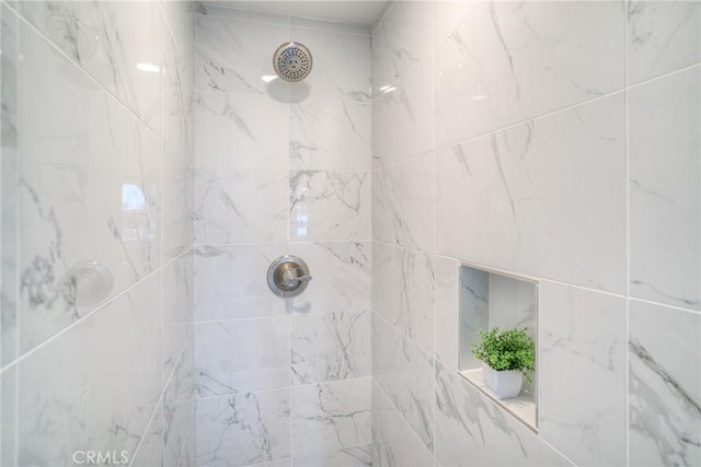 bathroom featuring a tile shower