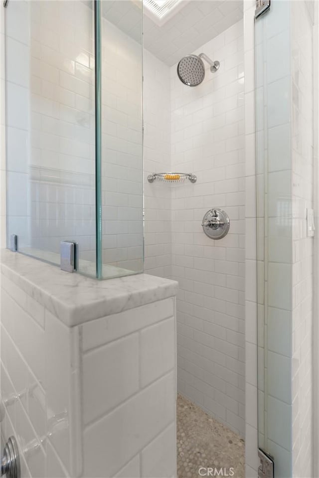 full bathroom featuring a tile shower