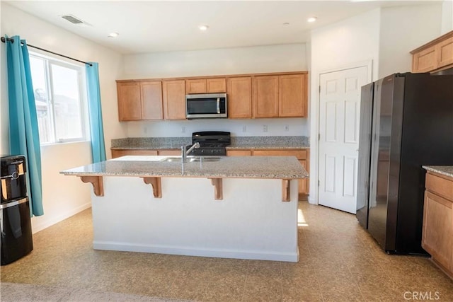 kitchen featuring visible vents, a center island with sink, appliances with stainless steel finishes, and recessed lighting