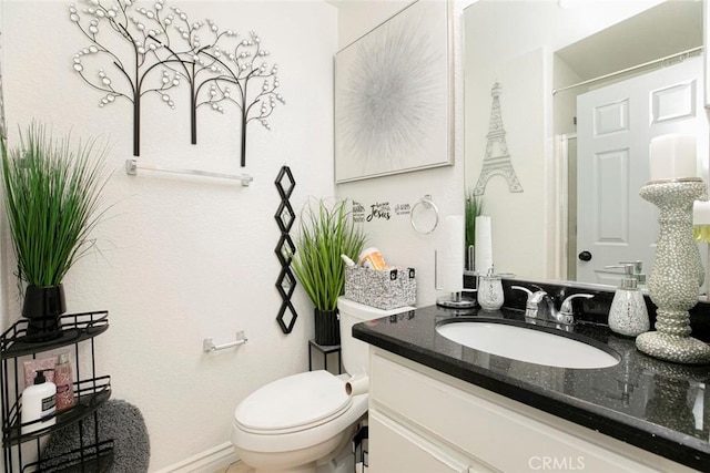 full bathroom with toilet, a shower with shower curtain, and vanity