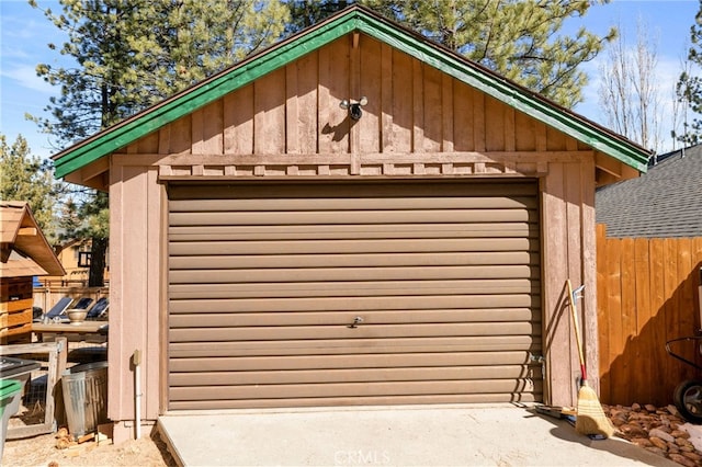 view of outdoor structure with fence and an outdoor structure