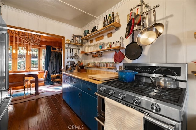 kitchen featuring light countertops, blue cabinetry, dark wood finished floors, gas range, and crown molding