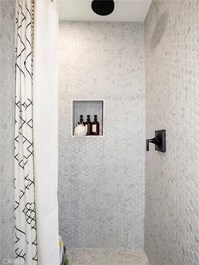 bathroom featuring tiled shower