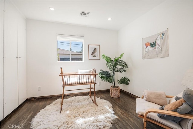 living area featuring recessed lighting, dark wood-style flooring, visible vents, and baseboards