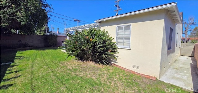 view of yard featuring fence and a pergola