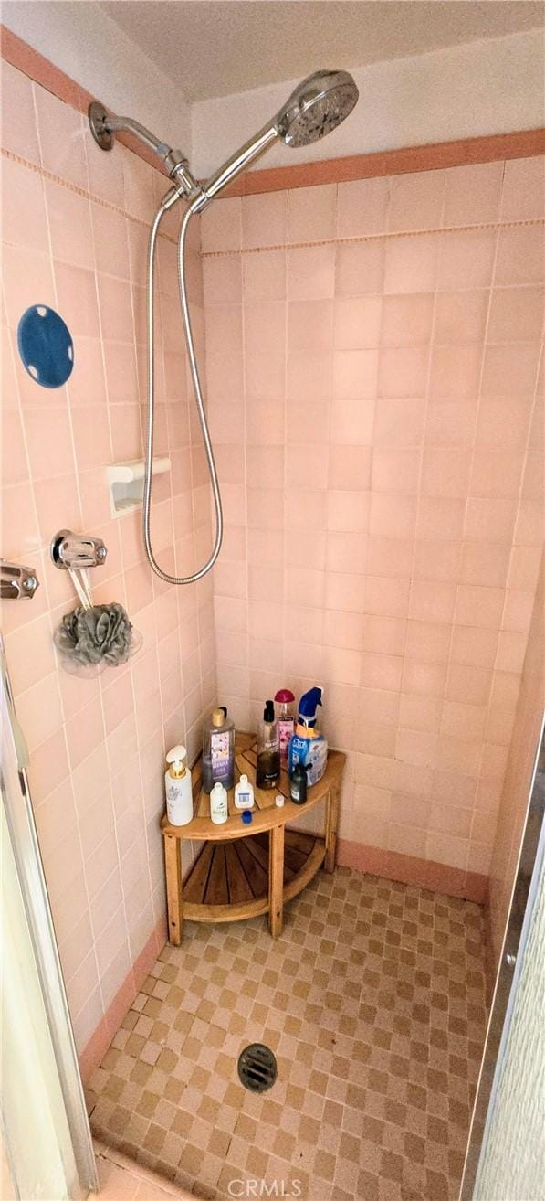 full bathroom featuring a tile shower