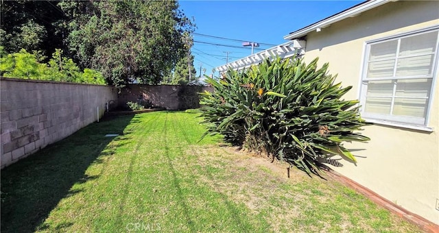 view of yard featuring a fenced backyard