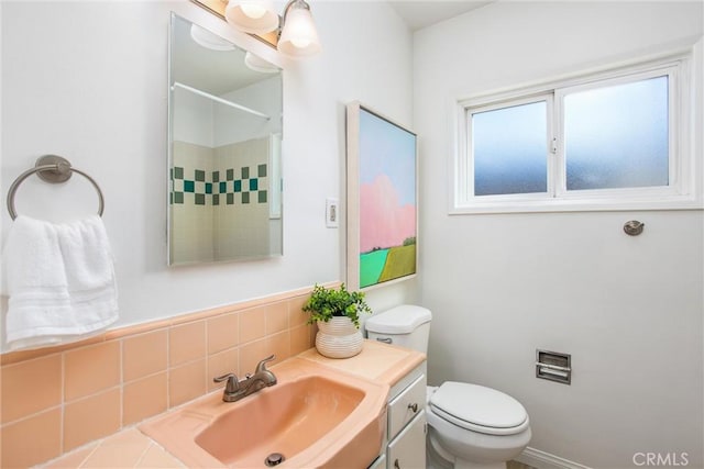 full bath featuring a shower, tasteful backsplash, vanity, and toilet