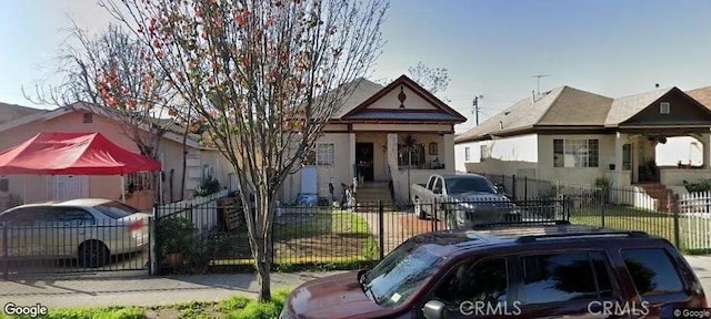 view of front of home featuring a fenced front yard