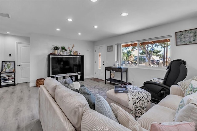 living area featuring baseboards, wood finished floors, visible vents, and recessed lighting