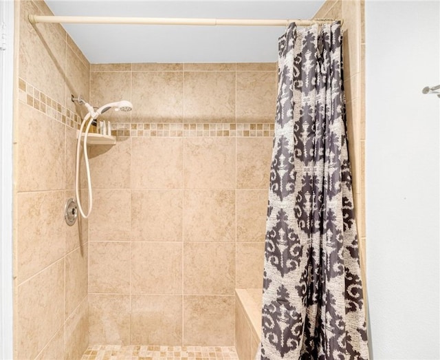 full bathroom featuring tiled shower