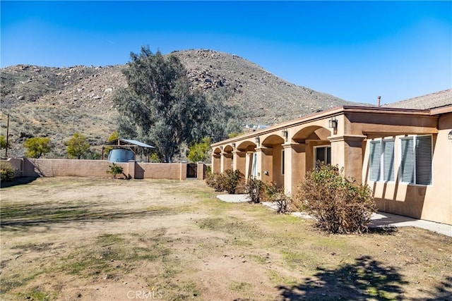 view of yard with fence and a mountain view