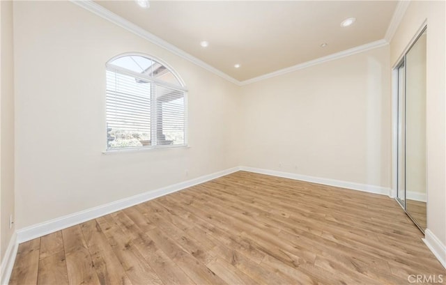 unfurnished room with recessed lighting, crown molding, light wood-style flooring, and baseboards