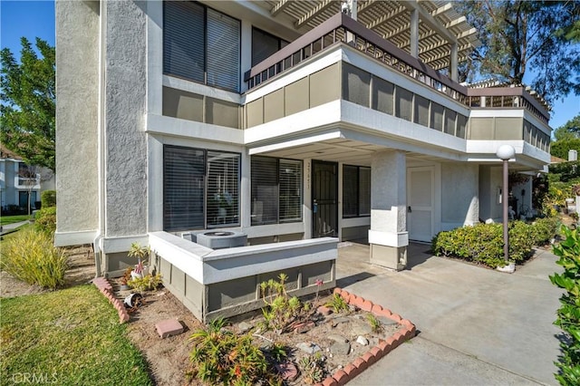 entrance to property with stucco siding