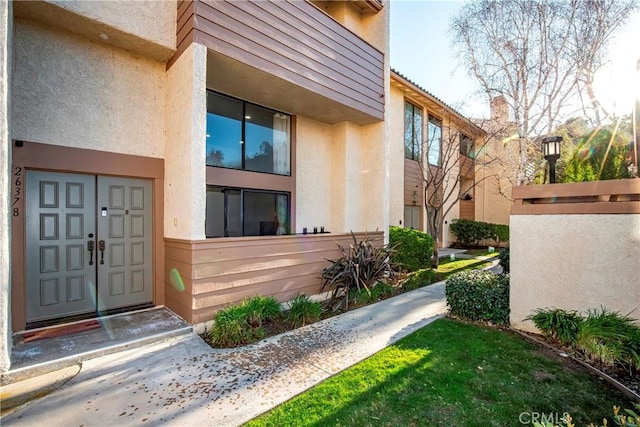 view of exterior entry with stucco siding