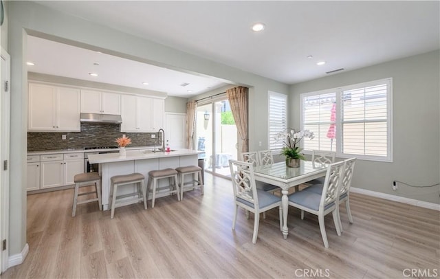 dining space with recessed lighting, baseboards, visible vents, and light wood finished floors