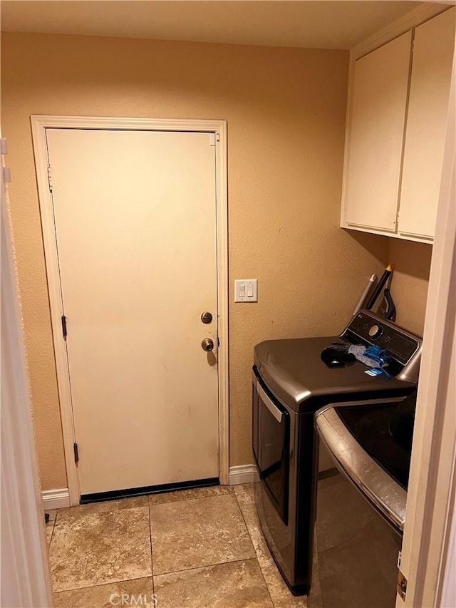 laundry area with cabinet space, baseboards, and independent washer and dryer