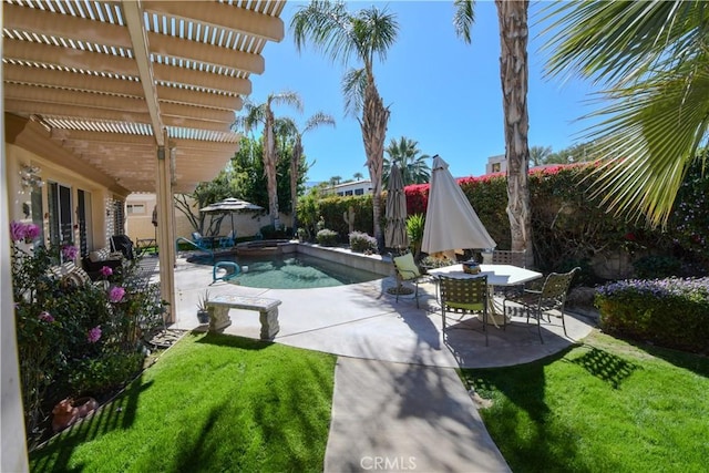 view of swimming pool featuring a yard, a patio, a pool with connected hot tub, a pergola, and a fenced backyard